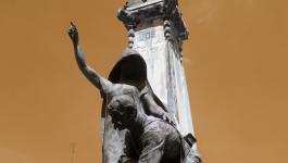 Hellblaue Argentinien Statuen Infrarot