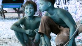 Sitzende Strassenkinder Indochina IR