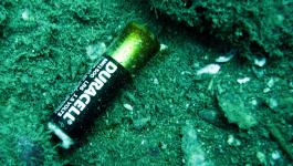 Duracell Batterie unter Wasser im Meer