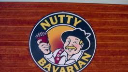 Nutty Bavarian Schild